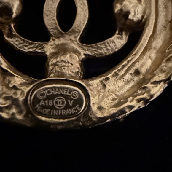 ✨ Chanel 2018 CC Gold-Tone Pearl Button Pierced Earrings A18V | Box & Pouch ✨ - Picture 9 of 9